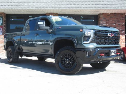 Used 2025 Chevrolet Silverado 2500 ZR2 w/ Technology Package AWD/4WD image 2