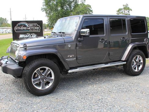 Used 2016 Jeep Wrangler Unlimited Sahara w/ Dual Top Group AWD/4WD image 4