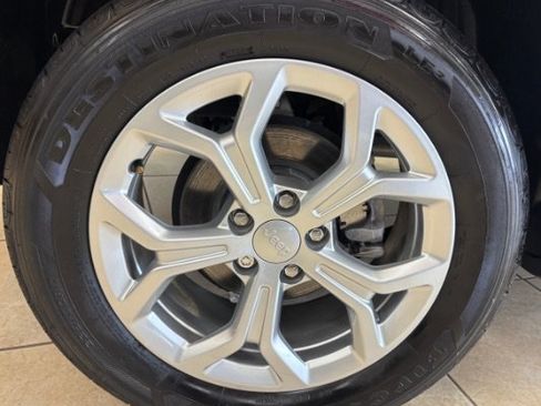 Used 2024 Jeep Compass Latitude AWD/4WD image 17