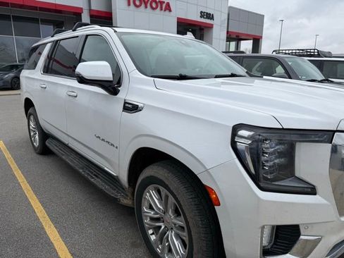 Used 2022 GMC Yukon XL SLT w/ SLT Premium Package image 5