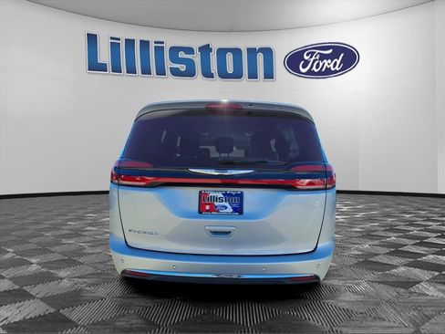 Used 2024 Chrysler Pacifica Touring-L image 5
