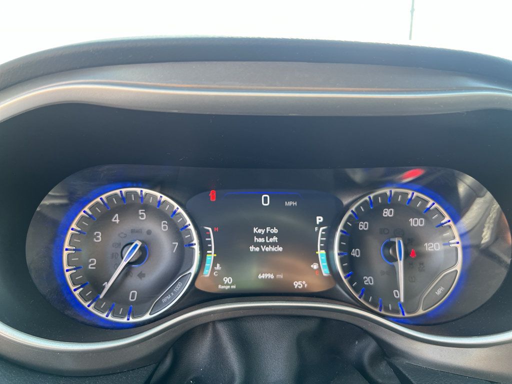 Used 2023 Chrysler Pacifica Touring-L FWD image 32