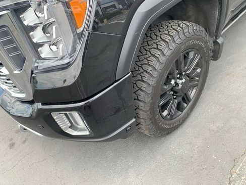 Used 2022 GMC Sierra 2500 Denali w/ Denali Black Diamond Edition AWD/4WD image 2