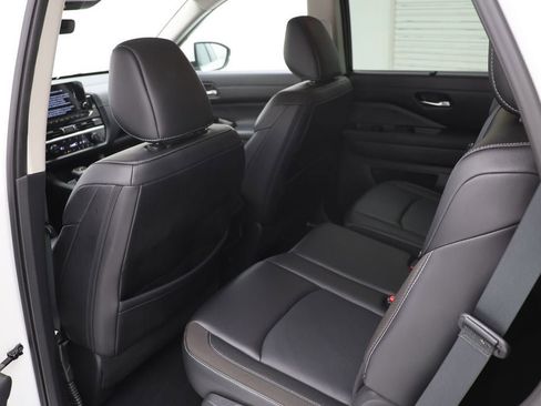 Used 2024 Nissan Pathfinder SL image 10