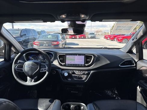 Used 2025 Chrysler Pacifica Select w/ Uconnect Theater Family Group image 21