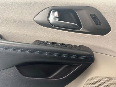 Used 2021 Chrysler Pacifica Touring-L w/ Uconnect Theater Family Group AWD/4WD image 10