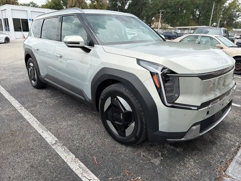Used 2024 Kia EV9 Wind AWD/4WD image 2