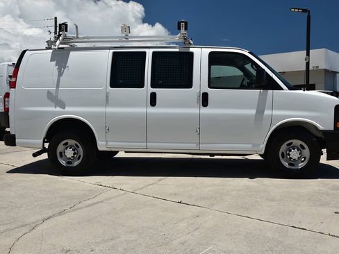 Used 2017 Chevrolet Express 2500 RWD image 8