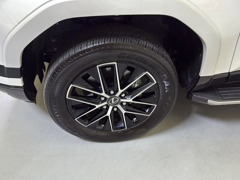 Used 2024 Lexus GX 550 w/ Accessory Package (2T) image 28