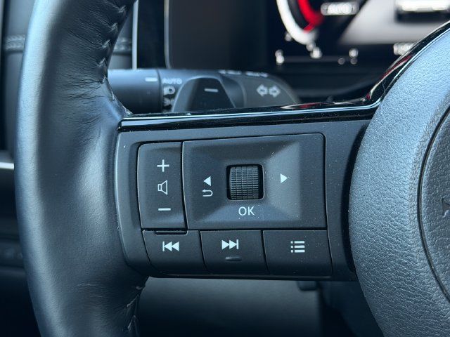 Used 2024 Nissan Pathfinder Platinum AWD/4WD image 16