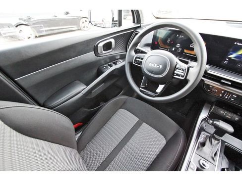 Certified 2025 Kia Sorento LX FWD image 9