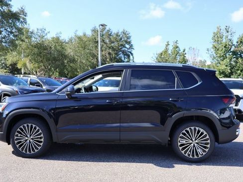 Certified 2025 Volkswagen Taos SE image 4