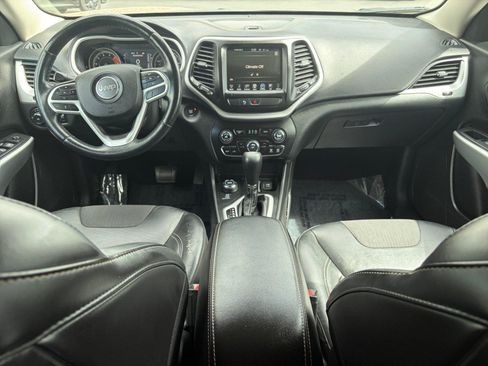 Used 2018 Jeep Cherokee Latitude Plus w/ Cold Weather Group AWD/4WD image 17