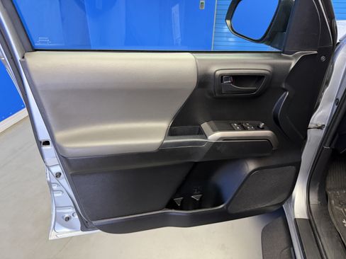 Used 2019 Toyota Tacoma SR5 AWD/4WD image 10