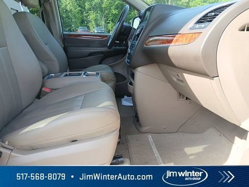 Used 2015 Chrysler Town & Country Touring FWD image 12