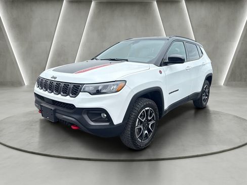 Used 2025 Jeep Compass Trailhawk AWD/4WD image 3