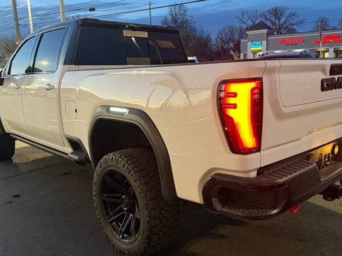 Used 2024 GMC Sierra 2500 AT4X image 12