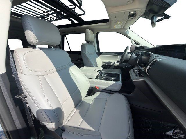 Used 2025 Ford Expedition Active RWD image 16
