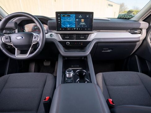 Used 2025 Ford Explorer Active AWD/4WD image 11