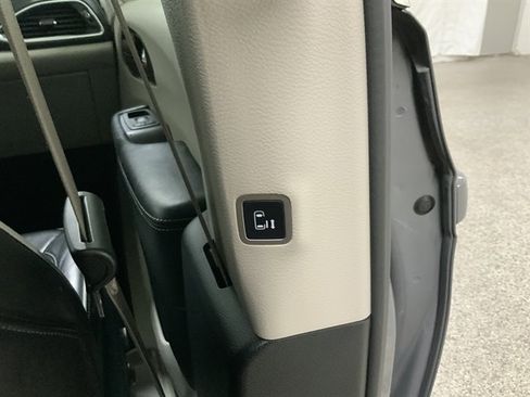 Used 2023 Chrysler Pacifica Limited image 22