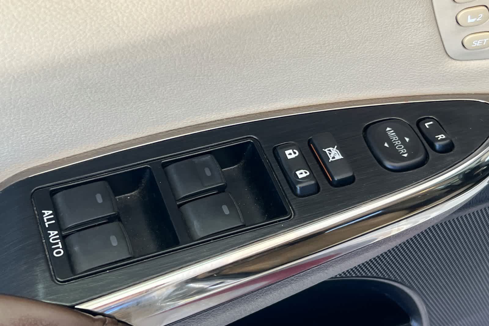 Used 2013 Toyota Avalon Limited w/ Technology Pkg FWD image 13