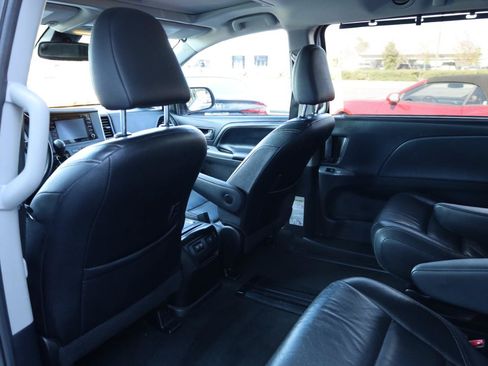 Used 2018 Toyota Sienna SE w/ SE Preferred Package FWD image 13