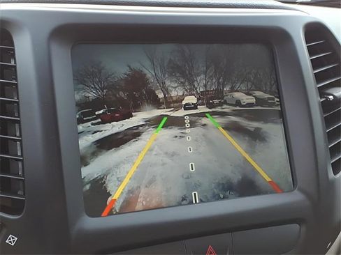 Used 2017 Jeep Cherokee Latitude w/ Cold Weather Group image 20