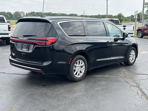Used 2024 Chrysler Pacifica Touring-L FWD image 3