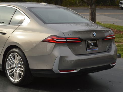Used 2025 BMW 530i xDrive w/ Premium Package AWD/4WD image 3