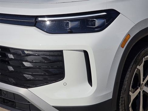 New 2025 Volkswagen Tiguan SE image 6