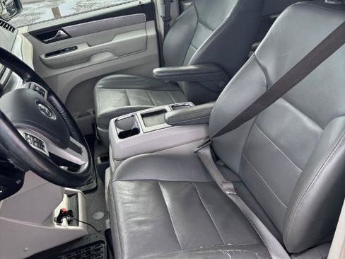 Used 2011 Volkswagen Routan SEL image 18