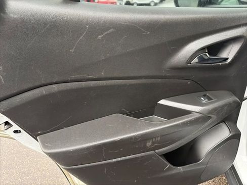 Used 2025 Chevrolet Trax RS w/ Sunroof Package image 25