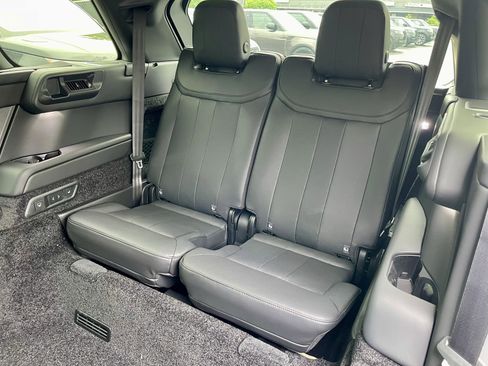 Used 2025 Land Rover Range Rover Long Wheelbase SE image 32