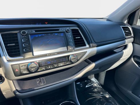 Used 2016 Toyota Highlander XLE image 25