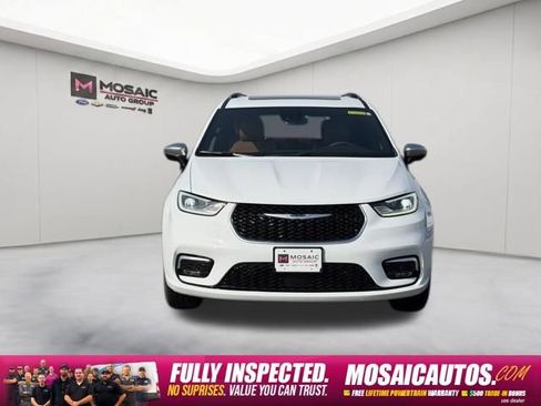 Used 2025 Chrysler Pacifica Pinnacle w/ Trailer Tow Group AWD/4WD image 2