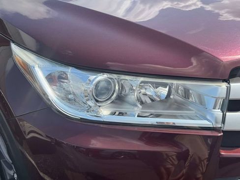 Used 2019 Toyota Highlander XLE AWD/4WD image 12