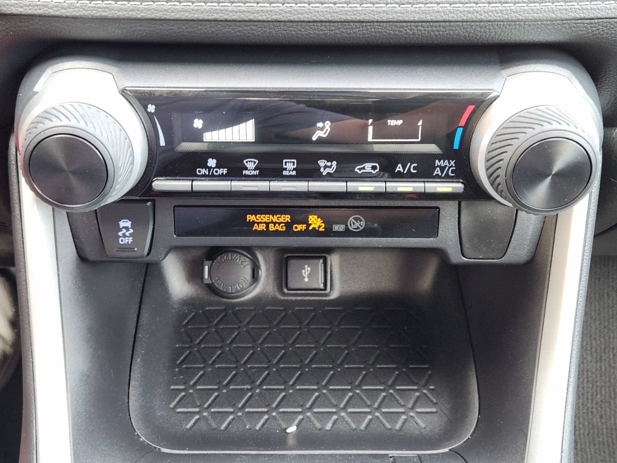 Used 2022 Toyota RAV4 LE FWD image 39