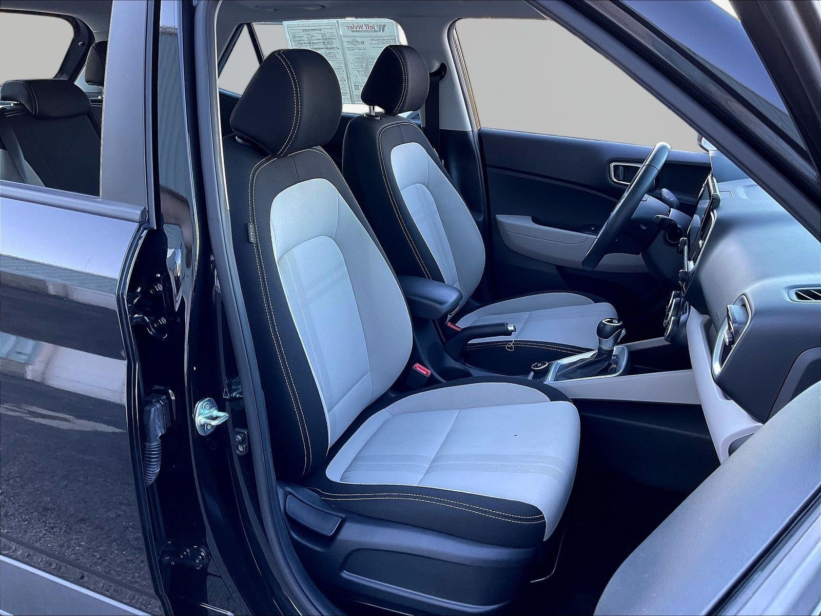 Used 2025 Hyundai Venue SEL FWD image 28