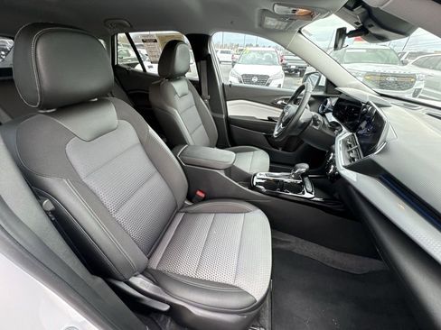 Used 2025 Chevrolet Trax LT w/ LT Convenience Package image 24