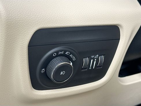 Used 2023 Jeep Grand Cherokee Limited w/ Luxury Tech Group II AWD/4WD image 10