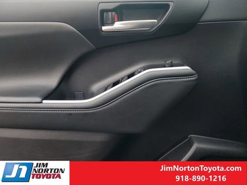 Used 2025 Toyota Highlander XLE FWD image 25