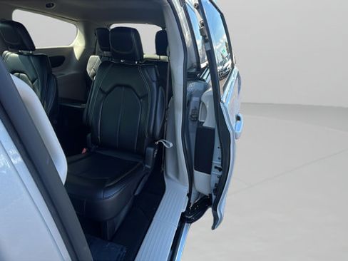Used 2024 Chrysler Pacifica Touring-L FWD image 21