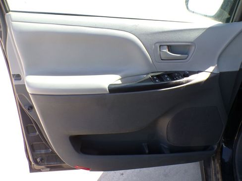 Used 2020 Toyota Sienna L image 17