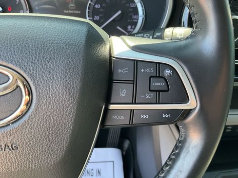 Used 2022 Toyota Highlander XLE image 9