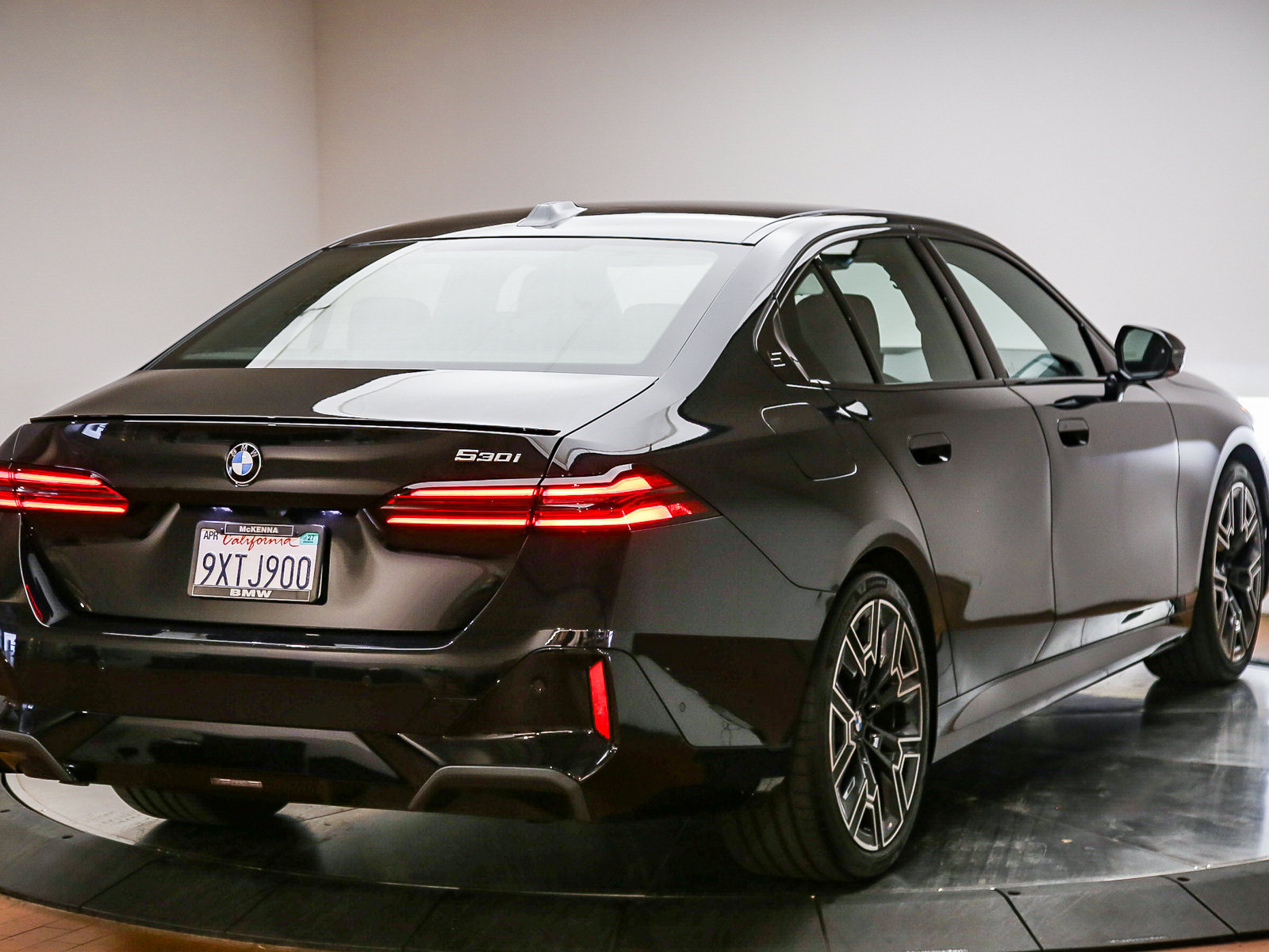 Used 2026 BMW 530i w/ M Sport Package RWD image 7