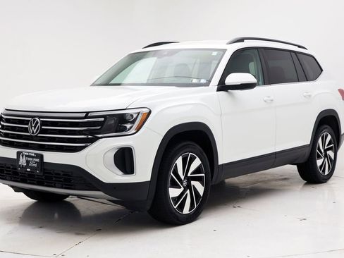 Used 2025 Volkswagen Atlas SE AWD/4WD image 2