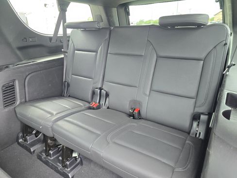 Used 2025 Chevrolet Suburban Z71 image 10