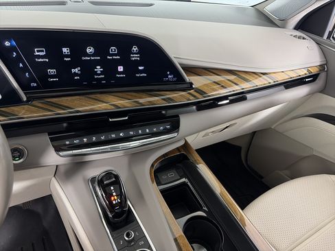 Used 2023 Cadillac Escalade ESV Premium Luxury Platinum w/ LPO, Radiant Package AWD/4WD image 4