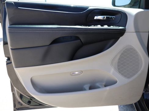 Used 2019 Dodge Grand Caravan SXT FWD image 12