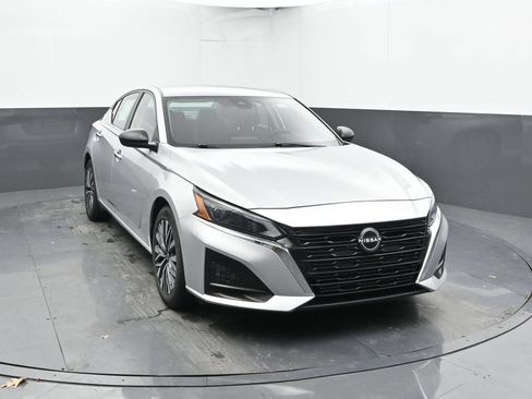 Used 2024 Nissan Altima 2.5 SV FWD image 2